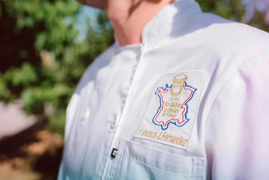 Traje con el logo de la empresa